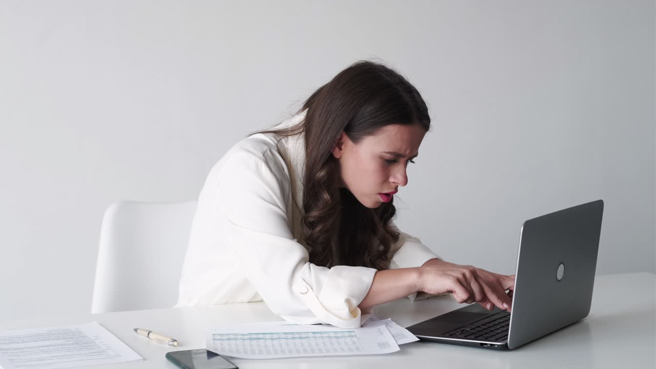 trabajo urgente involucrado mujer meme expresión