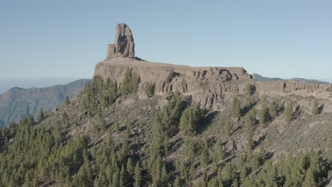 Hermoso-Drone-Disparó-Sobre-El-Roque-Nublo-Con-Panorama-De-Montaña-Y-Bosque,-Gran-Canaria