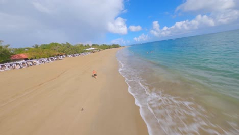 drone volando sobre playa dorada o playa dorada en puerto plata en república dominicana