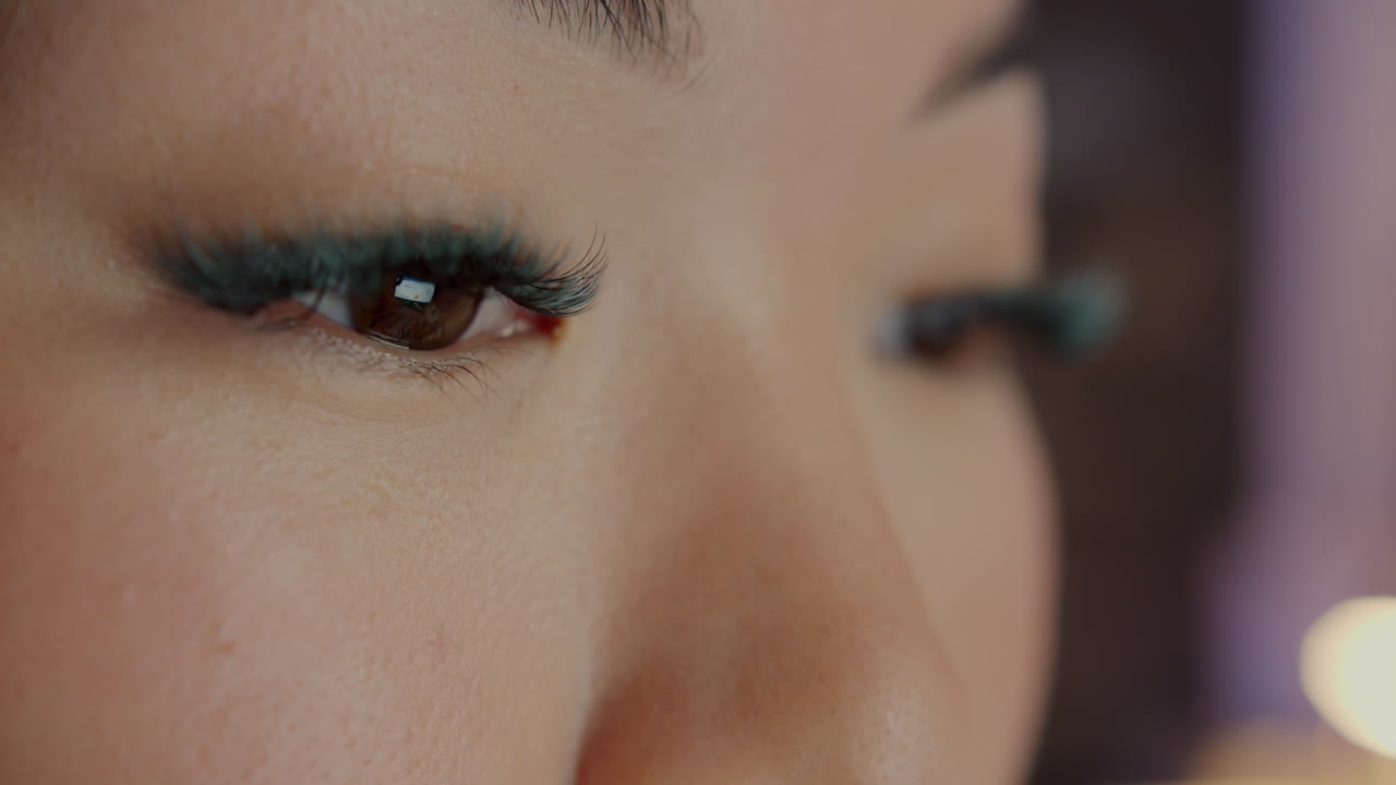 primer plano de los ojos de la mujer con maquillaje