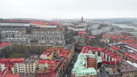 Atemberaubender-Luftflug-In-Richtung-Oscar-Fredrik-Kirche,-Umgeben-Von-Skylinen-Und-Gebäuden-An-Einem-Bewölkten-Und-Regnerischen-Wintertag-In-Der-Stadt-Göteborg,-Schweden