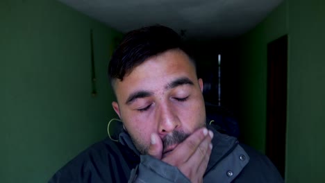 un hombre usa anteojos de trabajo transparentes y una chaqueta, lo que indica una actitud profesional y consciente de la seguridad