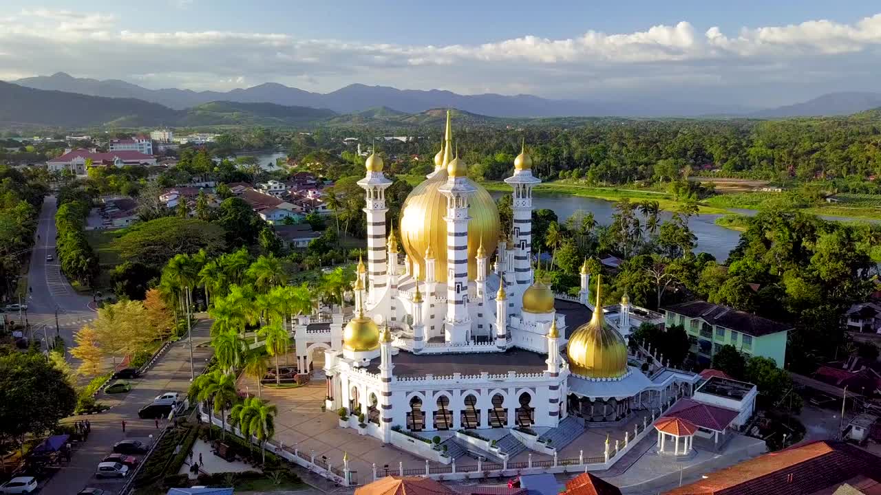 hermosa mezquita en kuala kangsar, malasia durante las horas de oro