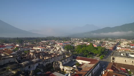 hermosa toma aérea sobre la ciudad colonial centroamericana de antigua guatemala 6