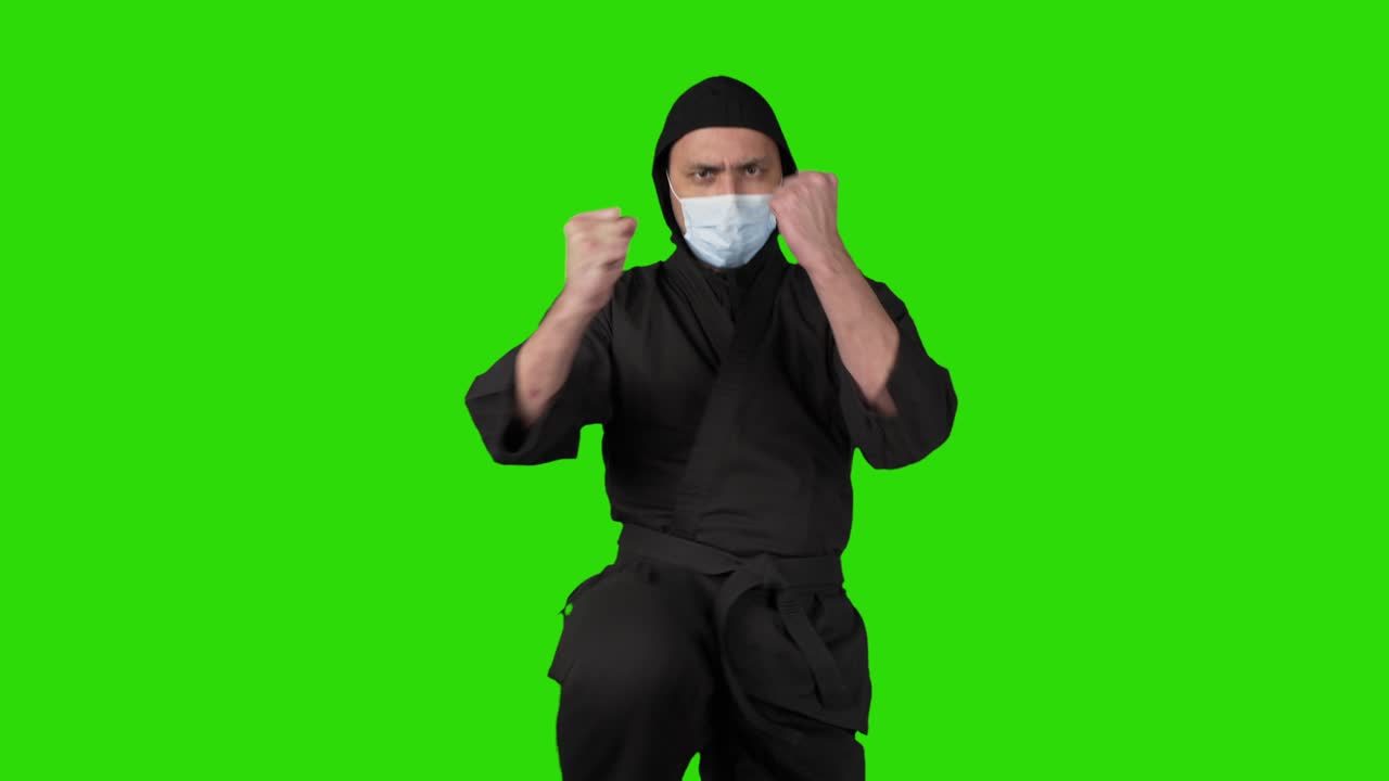 고립된 배경에 검은 옷을 입은 남자의 닌자 영상
