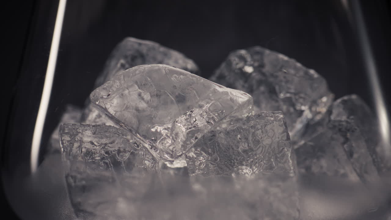 아이스 멘트 모지토 테일: 차가운 파티 음료 개념