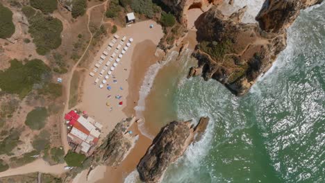 Edificios-De-Gran-Altura-Con-Vistas-Al-Mar-Dan-A-La-Playa-De-Arena-Dorada-Praia-Dos-Tres-Irmaos