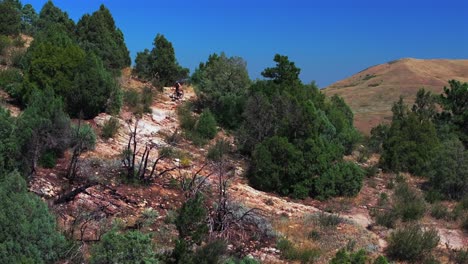 ciclismo de montaña descenso deporte fitness rocas rojas morrison dorado drone aéreo paralaje dinosaurio cresta dakota cresta sendero denver pies de colinas frente rango adulto ciclista masculino día soleado círculo a la derecha