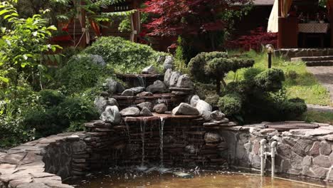 hermosa característica de cascada al aire libre en un jardín