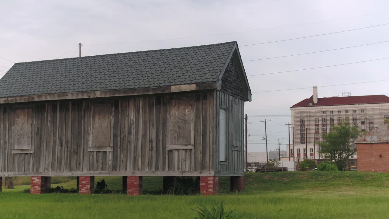 tiro de establecimiento de ángulo bajo de casa antigua en galveston, texas
