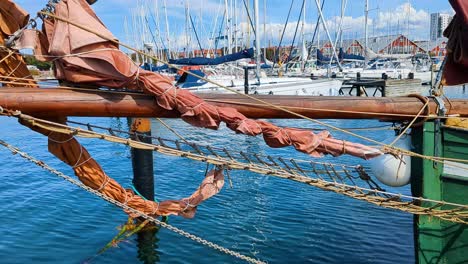 Vintage-Segelschiff-Und-Luxuriöse-Yachten-In-Einem-Kleinen-Schwedischen-Hafen---Panoramaaufnahme