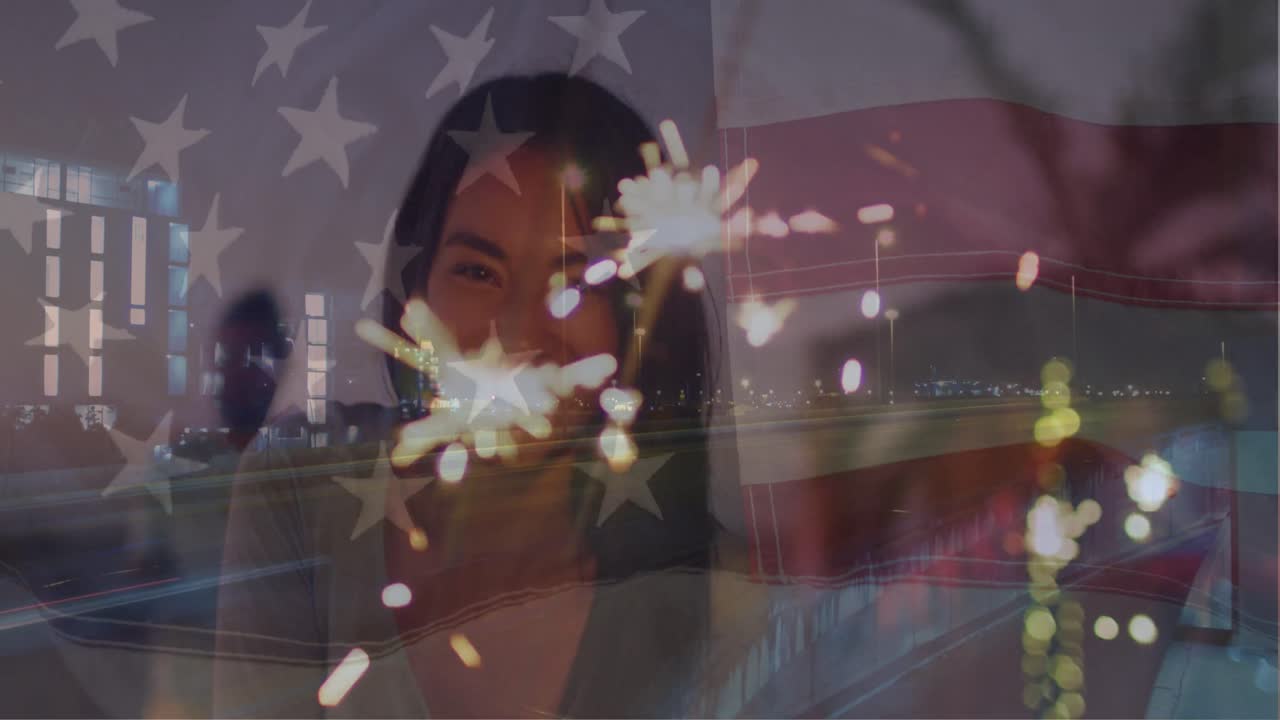 animación de la bandera de los estados unidos de américa sobre una feliz mujer biracial con chispas en la playa