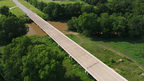 Illinois-River-Bridge-Mit-Dichter-Vegetation-In-Arkansas,-Vereinigte-Staaten