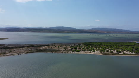 leucate ostra granja paisaje aéreo con lago y montañas francia aude