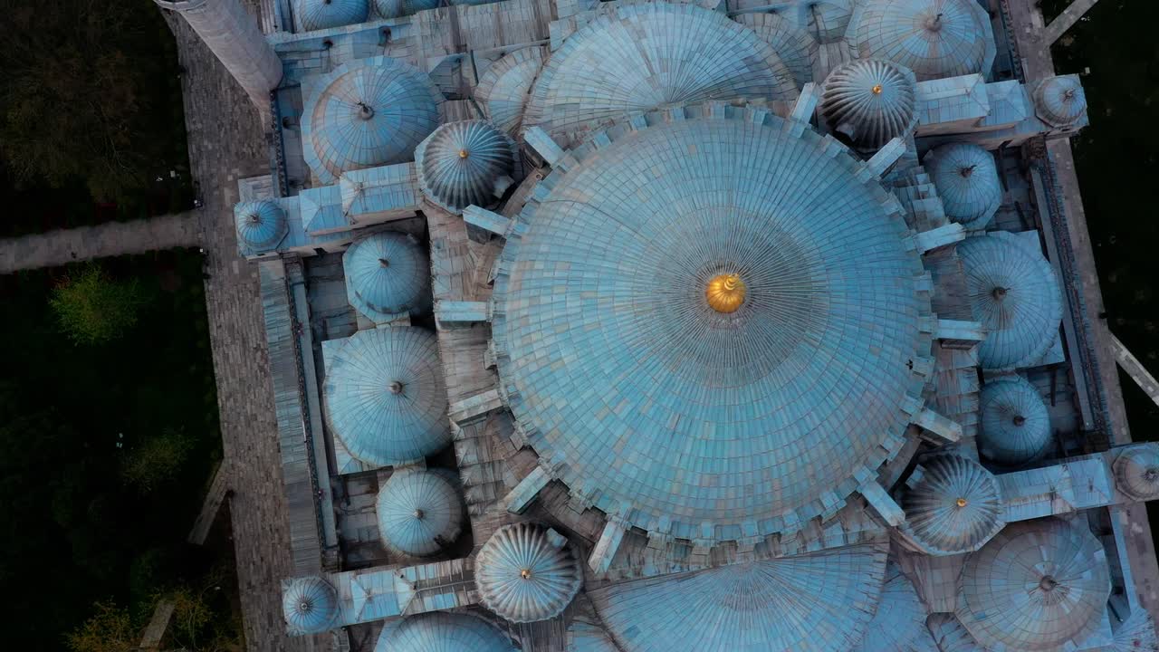 el interior de la mezquita de suleymaniye, el alem dorado y la cúpula, vista aérea 2