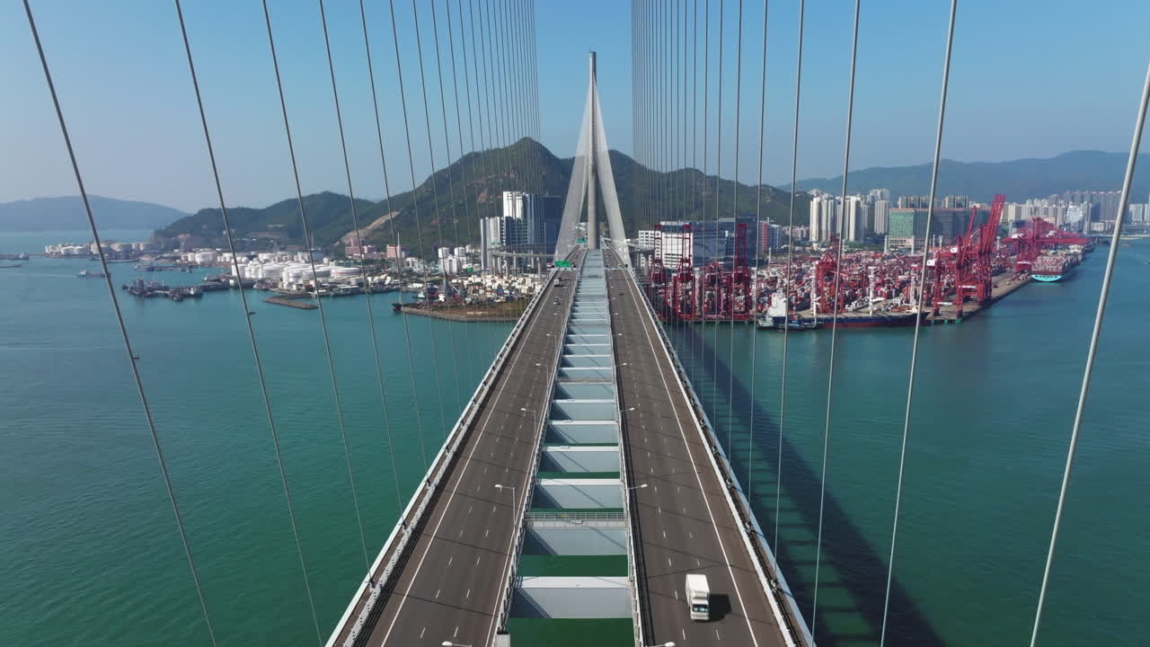 tiro aéreo ascendente sobre el puente colgante de canteros en hong kong en un día soleado