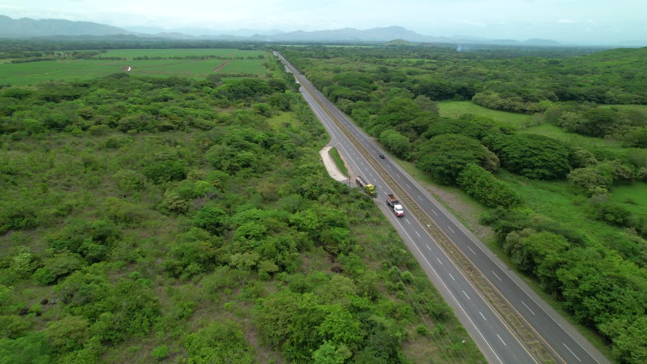 aéreo: el tráfico corre a lo largo de la carretera de asfalto que cruza el bosque tropical de panamá.
