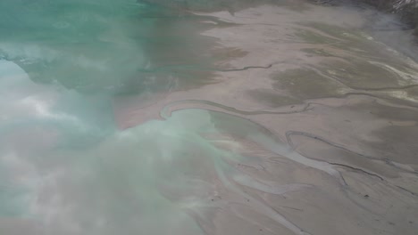 color verdoso en el lago klöntalersee en glarus, suiza
