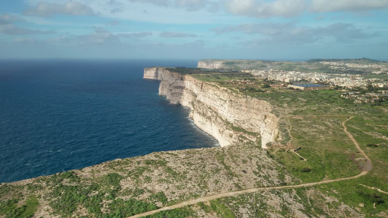 항공: 푸른 지중해 근처의 타 센크 절벽에 구름이 드리운 그림자