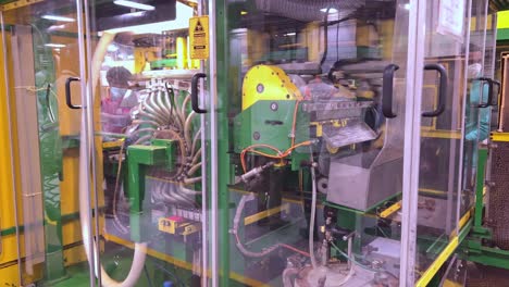 máquina de fabricación de cigarrillos de tabaco en el trabajo en una fábrica en república dominicana