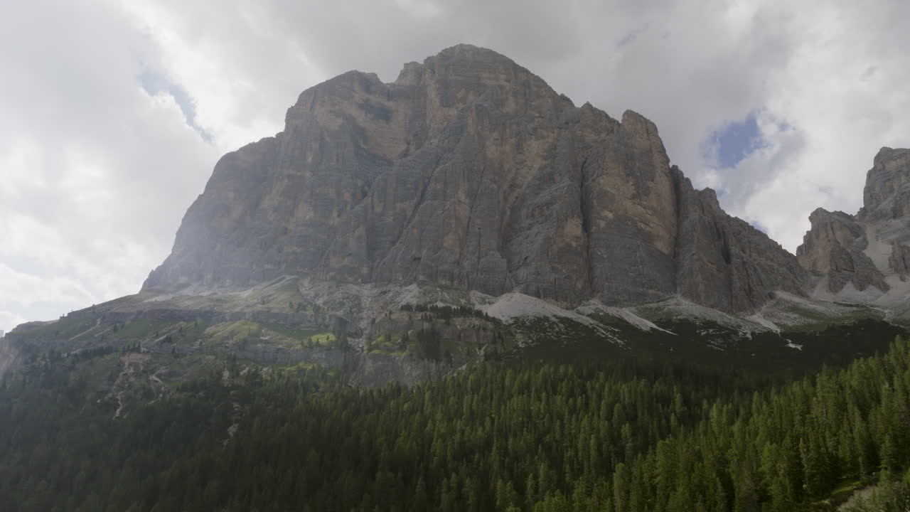 Dolomiti con bosco
