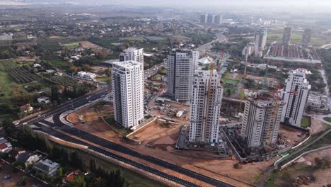 vista aérea panorámica de rascacielos en construcción con vista a la ciudad, tel aviv, isreal