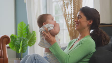 Madre-Amorosa-Jugando-Con-Su-Hijo-Sentado-En-El-Suelo-En-Casa