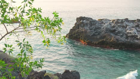 Meereswellen-Krachen-Gegen-Felsen,-Kanarische-Inseln,-Teneriffa,-Spanien