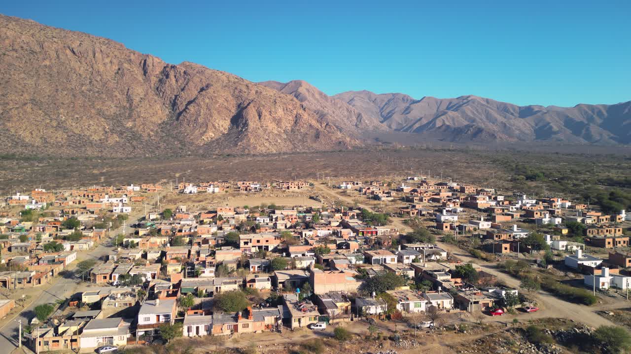 Vista aerea di una piccola città immersa in un arido paesaggio montano