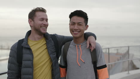 retrato de um casal homossexual feliz abraçando um beijo surpresa desfrutando da praia