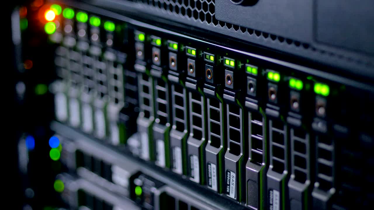 hdd rápidos instalados verticalmente con indicadores brillantes.