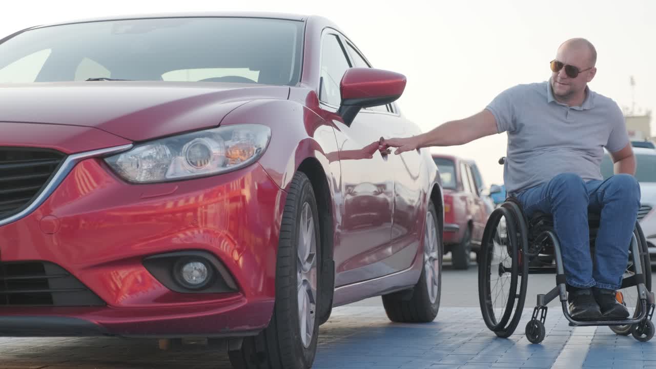 joven conductor discapacitado entrando en un coche rojo de silla de ruedas