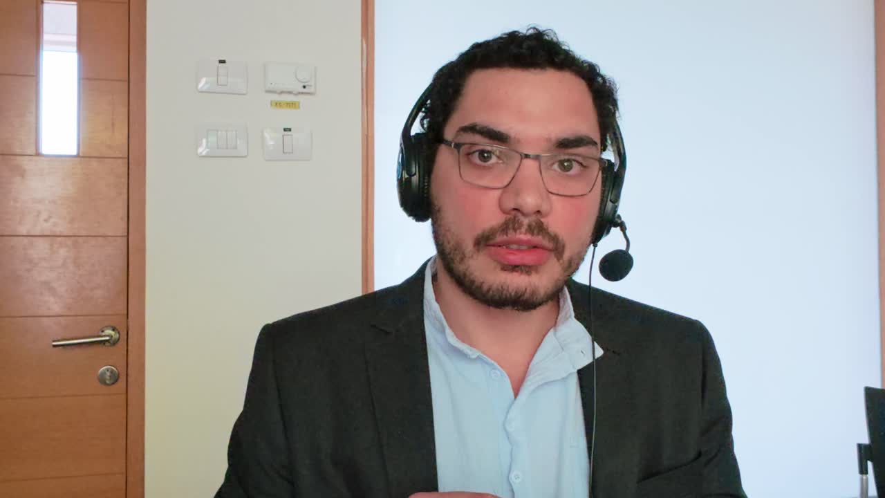 Conduttore di webinar che risponde alle domande del pubblico