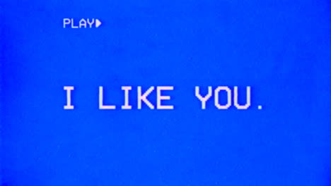 VHS-Screenshot:-Der-Wechselnde-Text-„I-Like-–-Miss-–-Want-–-Love-You“,-Weiße-Zeichen-Auf-Blauem-Hintergrund,-Schreibmaschinenschrift