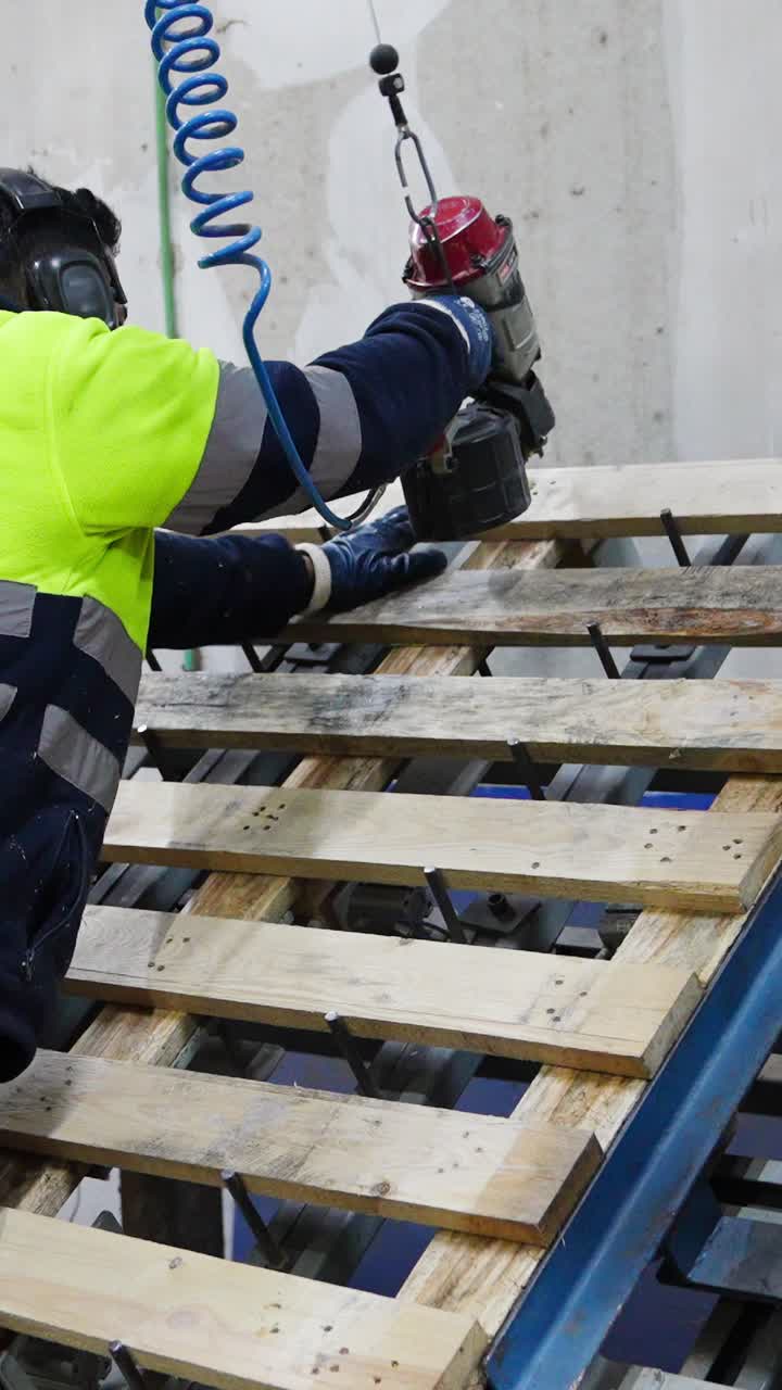 Una persona che lavora sui pallet in una fabbrica