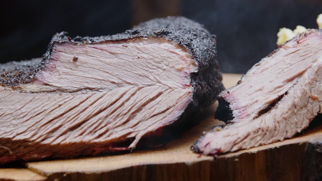 연기가 자욱한 뜨거운 맛있는 바베큐 돼지고기 클로즈업