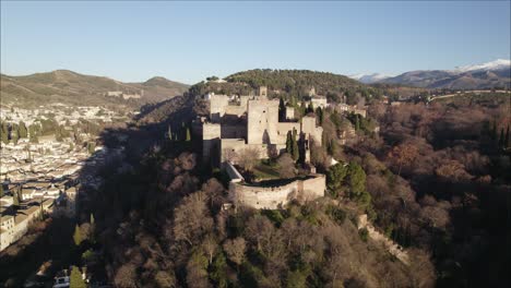 Paralaje-Aéreo-En-El-Famoso-Palacio-Y-Fortaleza-De-La-Alhambra-En-Granada,-Andalucía