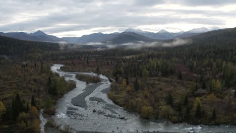 valle del río de montaña de otoño