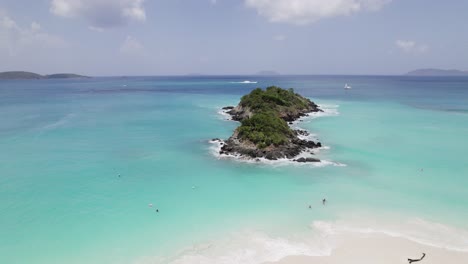 Tranquilo-Plano-Aéreo-De-Agua-Rompiendo-En-Las-Rocas-Del-Archipiélago-Y-La-Orilla-De-La-Playa-Arena-Cielo-Azul-Nubes-Blancas-Agua-Turquesa-Relajación-Turismo-De-Vacaciones