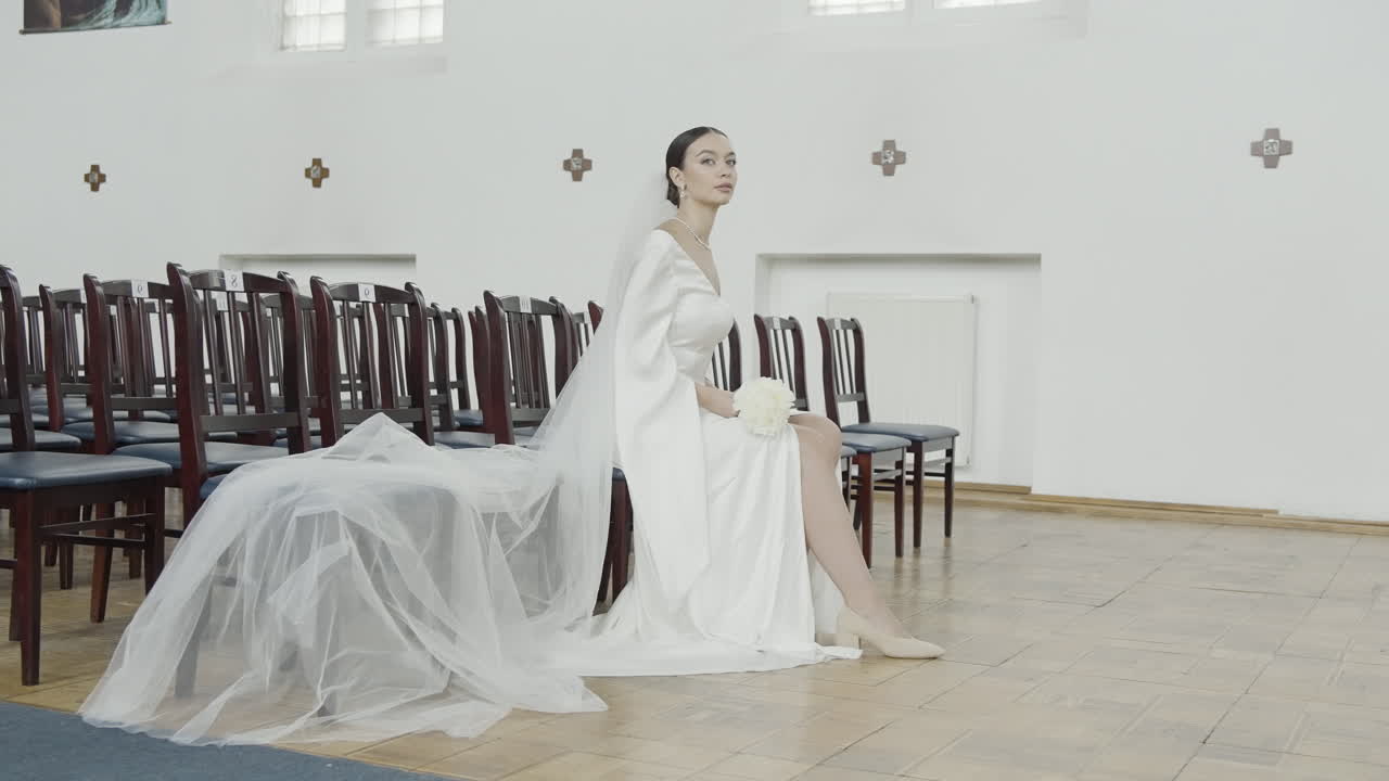 교회 에 앉아 있는 신부