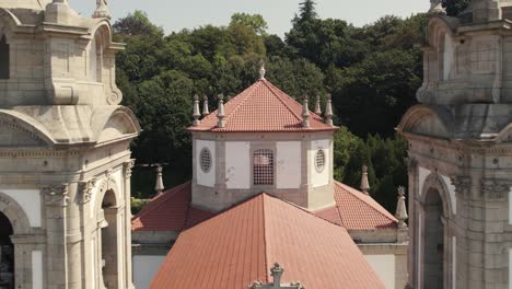 Toma-De-Revelación-Inversa-De-La-Fachada-De-La-Iglesia-En-El-Santuario-De-Bom-Jesus-Do-Monte