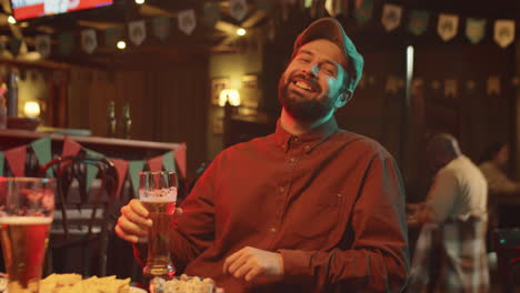 Hombre-Disfrutando-De-La-Cerveza-En-El-Pub