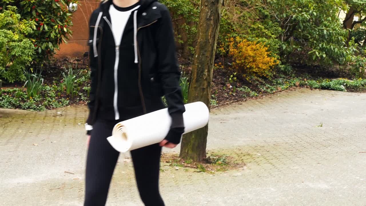 공원에서 운동 매트와 함께 는 여자 4k