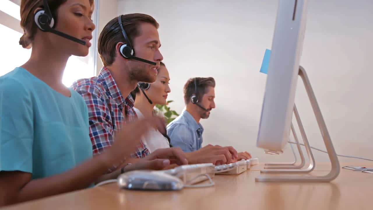 gente de negocios ocasional que trabaja en el centro de llamadas