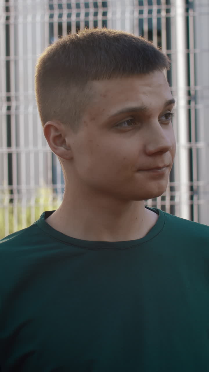 Adolescente con pallone da basket