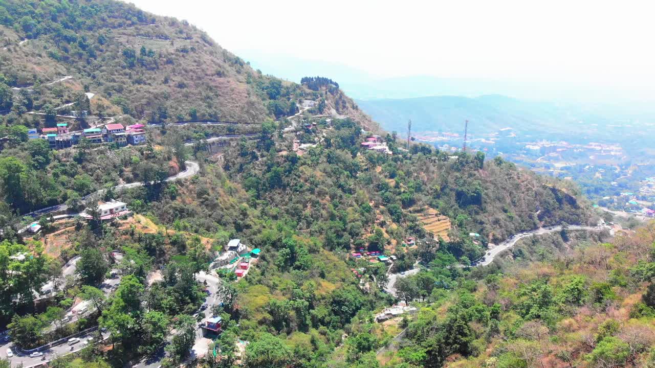 dehradun masuri drone pasando a través de los árboles y vilipendiando la montaña [culo
