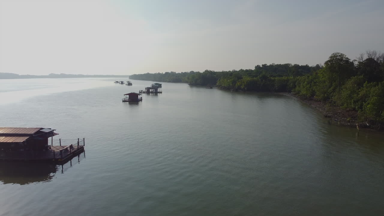 casa flotante en la superficie del río bagan lalang en malasia