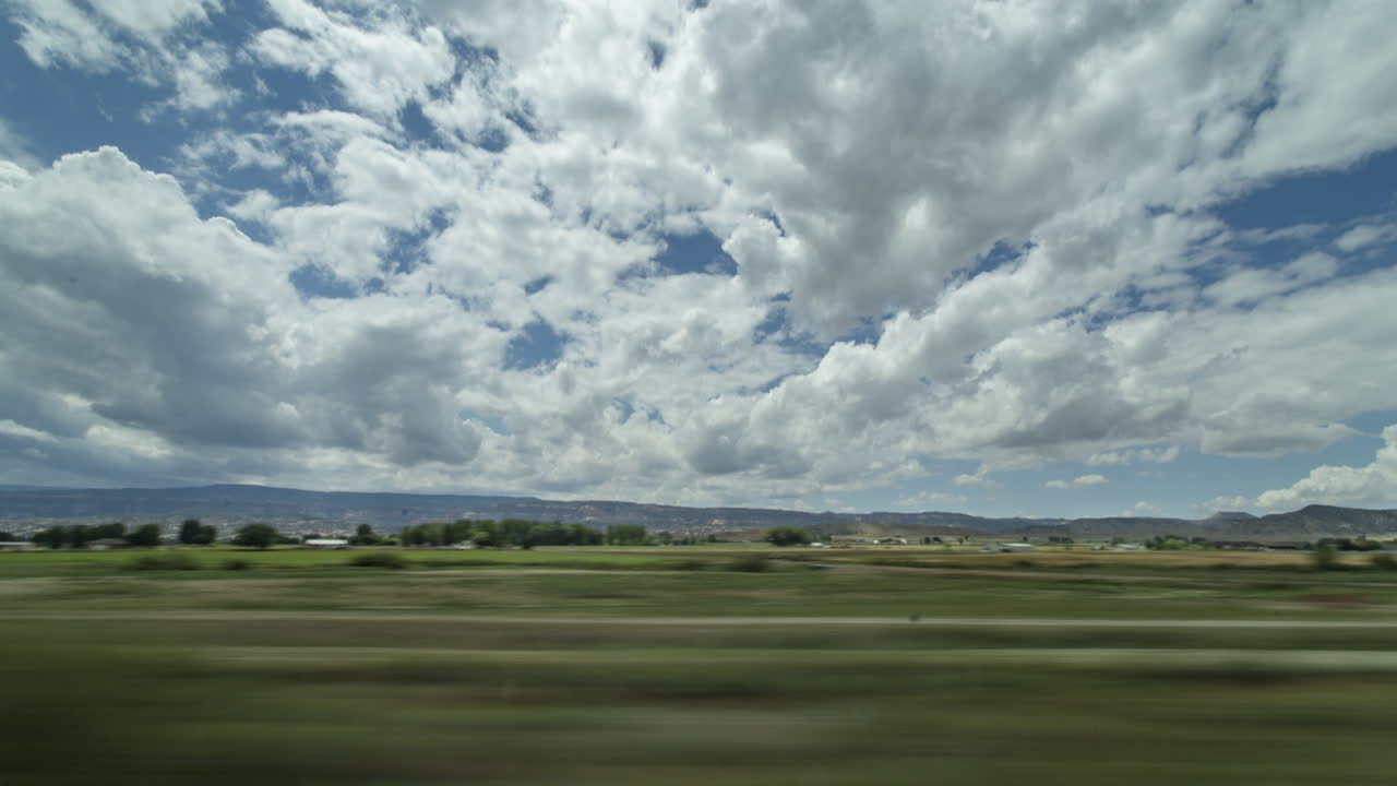 hiperlapso de grandes nubes del medio oeste tomadas desde un tren en movimiento