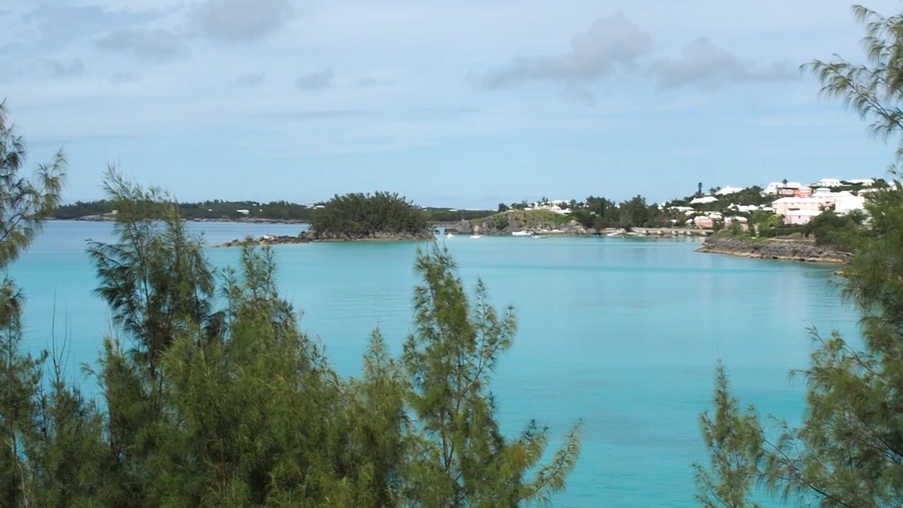 Una giornata prevalentemente nuvolosa con schiarite di sole che brillano sulle acque delle Bermuda.