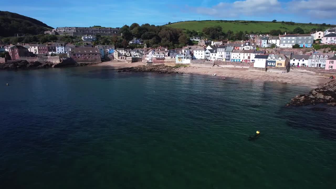 el pueblo de kingsand en torpoint, cornualles con una muñeca de avión no tripulado aérea disparada sobre aguas tranquilas